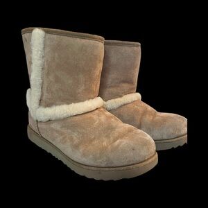 UGG Classic Beige Shearling Boots Women’s/Girls Size 5. Pre-Worn.